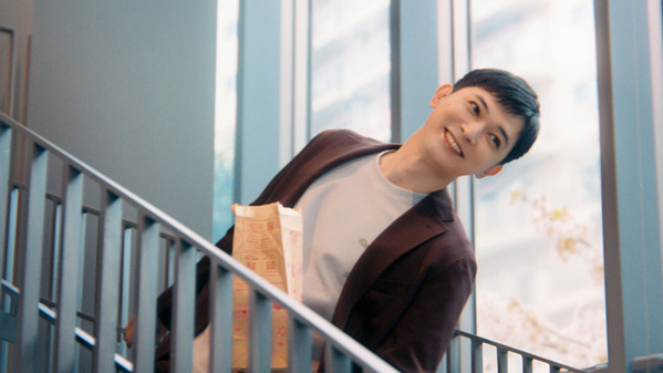 「転生してスキップ上手」「ばけばけコンビだ」吉沢亮、新CMでウッキウキのスキップ披露　“ウメ”野内まると共演