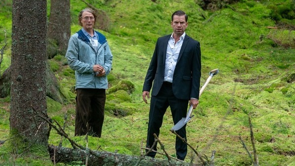 マッツ・ミケルセンが記憶を失いジョン・レノンに？『さよなら、僕の英雄』6月19日公開決定 デンマーク興行記録を塗り替えた話題作