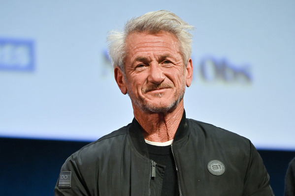 アカデミー賞授賞式を欠席してウクライナ滞在のショーン・ペンに、ウクライナ鉄道から“アイアン・オスカー像”贈呈