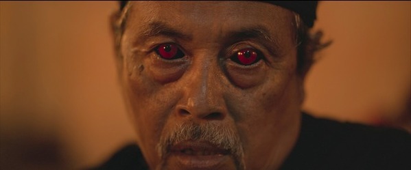 縄を引く老婆と赤い目の老人…恐怖の様相捉える『サトウキビは知っている』本編映像