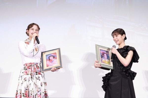 當真あみ＆嵐莉菜、油絵プレゼント＆津田健次郎メッセージに感激『パリに咲くエトワール』