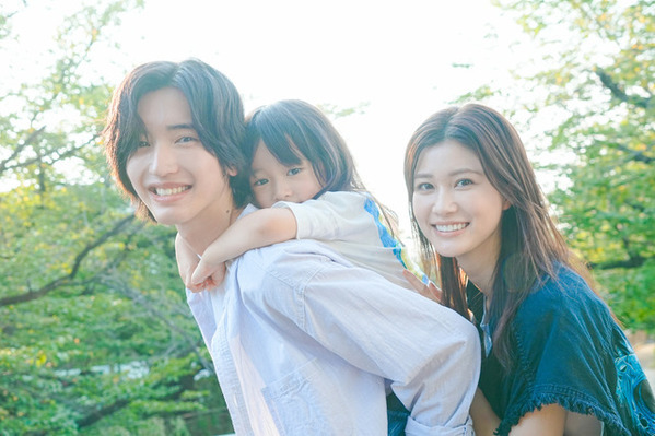 道枝駿佑＆生見愛瑠、父・母役に挑戦『君が最後に遺した歌』家族写真公開