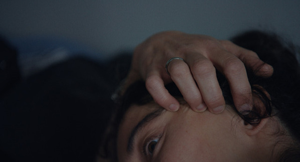 双眼鏡の先に見えたゴミ袋の中身とは…『KEEPER／キーパー』本編映像＆不気味さ満載の場面写真