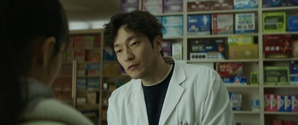 「彼ならぴったり」監督が直々オファー！ソン・ソック、優しさ溢れる癒しの薬剤師を熱演『大丈夫、大丈夫、大丈夫！』本編映像