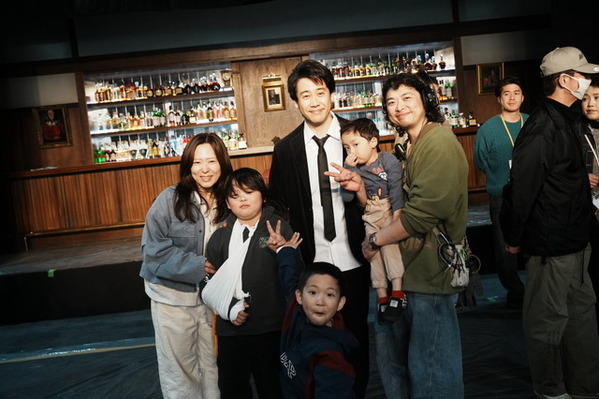 業界の活性化や職場環境の改善にひと役　日本映画界では希少、大泉洋＆松田龍平主演『BYE BYE LOVE 探偵はBARにいる』がファミリーデイ実施