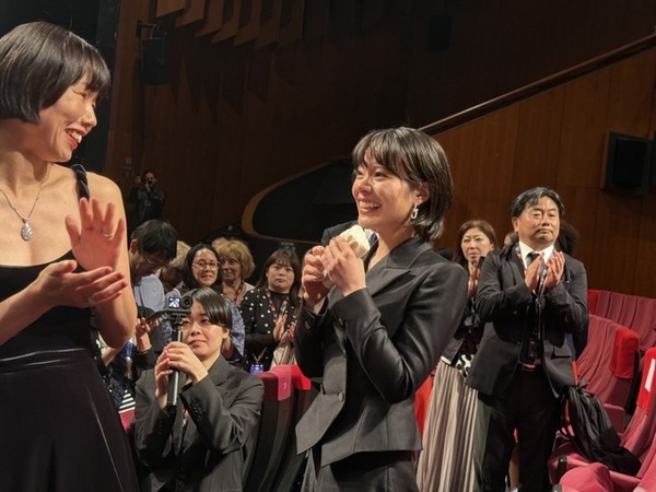 岸井ゆきの、涙ながらに監督と抱擁も　浅野忠信「自然に涙が流れ…」カンヌ「ある視点」部門で公式上映『すべて真夜中の恋人たち』