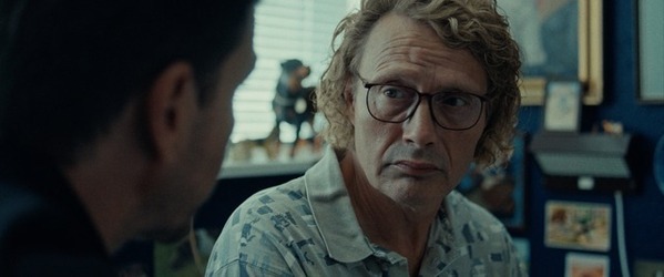 マッツ・ミケルセン来日舞台挨拶決定『さよなら、僕の英雄』　ジョン・レノンになる前の兄（マッツ）の本編映像解禁