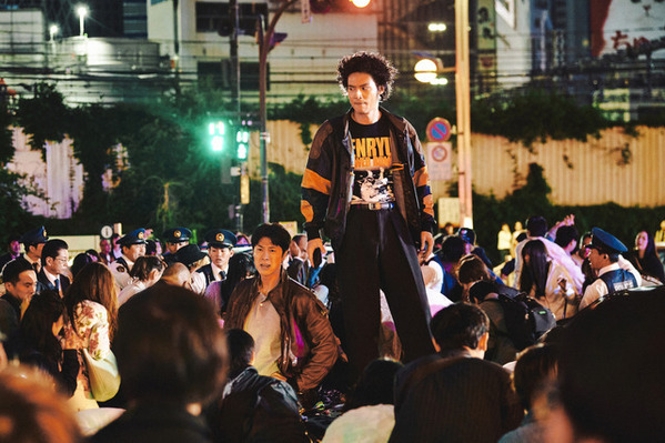 日本映画史上初のナイターロケ!?『TOKYO BURST-犯罪都市-』新宿で現金800万円ばらまき映像
