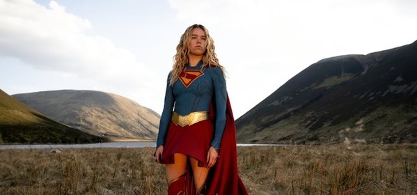 【レビュー】"ドラゴンの王女"の面影宿すミリー・オールコックと"宇宙最凶のロボ"モモアが駆け抜ける、タフで型破りな『スーパーガール』