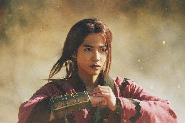 「胸が熱くなりました」「泣きました」蒙武役の平山祐介、“息子”志尊淳とのツーショット公開『キングダム 魂の決戦』