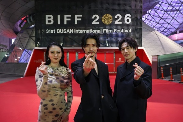 山﨑賢人＆松下洸平＆武井咲が登壇　韓国語で挨拶も『殺人の門』釜山国際映画祭ワールドプレミア