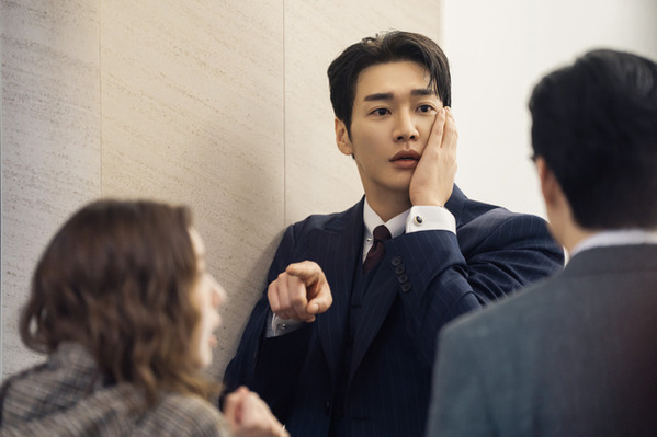 キム・ヨングァン×チェ・スビン、撮影現場で笑いが止まらない⁉　Netflix「ハートにチャージして」ビハインド映像公開