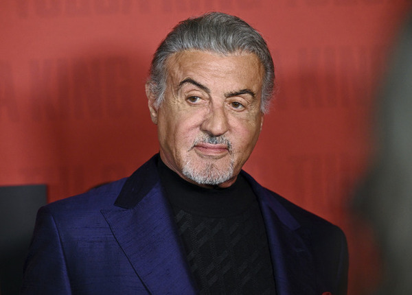 シルヴェスター・スタローン、危険なスタントをこなしてきたことを「バカだった」と大後悔「プロに任せろ」