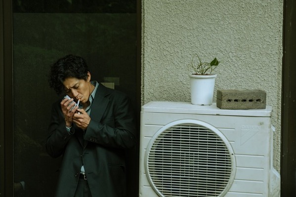 小栗旬、色気とアウトローな魅力漂う『バッド・ルーテナント：トウキョウ』本編映像