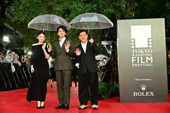 北村匠海、“制服のシーン”ふり返り「思い出深いです」出口夏希＆中川龍太郎監督と笑顔で雨のレッドカーペット登場『君の話』