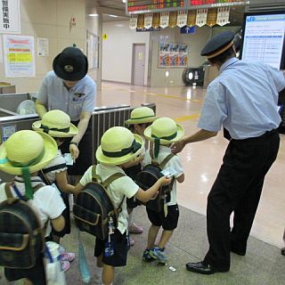 JR西日本が子供向け「旅育」を企画 - 駅・車両所見学と乗車体験がセットに