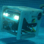 岡山大学、長時間潜航/作業対応自律制御型水中ロボットの開発に成功