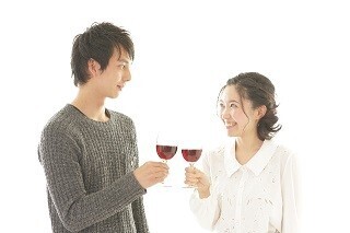 実践は約3割「乾杯時、グラスを下にする」マナー - 「みんな気にしてない」