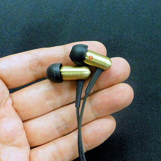 ソニー、真鍮ハウジングや上下対称アーマチュアを採用するBAヘッドホン
