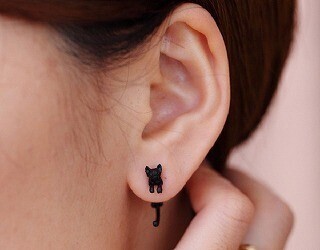 耳の穴から猫がコンニチワ! 黒猫ピアスが話題に