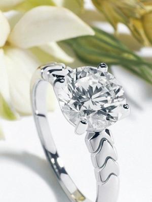 ブルガリ、「セルペンティ」から初のブライダル・リングが登場