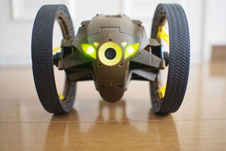 次世代オモチャ研究所 スマートトイ・ストーリー (7) オモチャのくせに、まるでエイリアン 「Jumping Sumo」