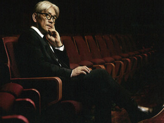 青山商事、ブランド最高級ラインから「坂本龍一モデル」スーツを発売