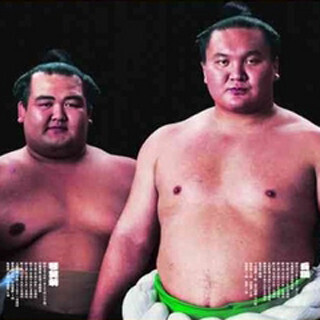 千秋楽の興奮冷めやらぬ両国で東京新聞が「大相撲特集」を配布