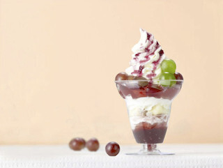 東京都・西武池袋本店で、「白い恋人 ブドウパフェ」を限定販売--石屋製菓