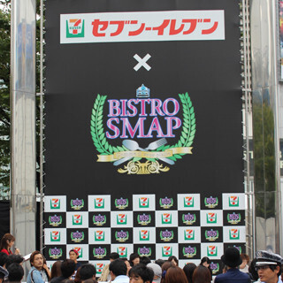 新宿アルタ前にSMAPがサプライズ登場! そのとき混乱する現場では…