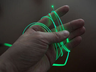 コーニング、柔軟性の高い発光ファイバーを販売開始 - 曲げて巻いて、照明に活用