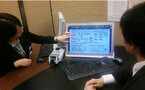 三井住友銀行、顧客用に20型4Kの高精細液晶搭載タブレットを3,700台導入