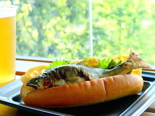 京都府・京都水族館がアユをパンで挟んだ&quot;アユの塩焼きドッグ&quot;を再販売