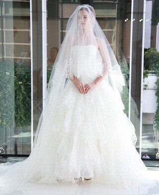 素肌にレースを纏ったようなウエディングドレスも! ノバレーゼが新作発表