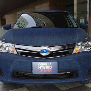 車がベストジーニスト?ボディをデニムで覆ったCOROLLA HYBRID JEANSが展示
