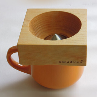 まるで森の中のカフェ!? 天然木の香りのコーヒーを入れられるドリッパー