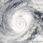 NASAが台風19号の衛星写真を公開 - 中心付近に強い雷雨