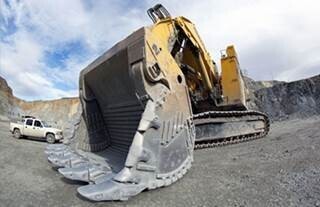 消費電力は町1つ分! 750t大型油圧ショベル、発想の原点は"モグラ"と"戦争"