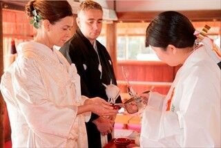 日本の結婚式の風習で驚いたこと1位は「お色直し」、2位は?