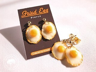 本物ソックリな目玉焼きのピアスが可愛い!