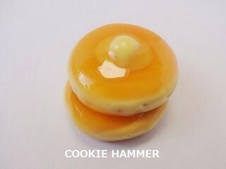 とろけるバターが美味しそう! リアルなホットケーキのブローチ