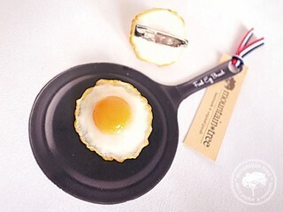 本物そっくりな目玉焼きのブローチが可愛い!