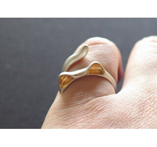 猫のしっぽが巻きつく「ネコ耳しっぽリング」