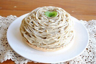 大量の栗を使用!! 直径18センチの大きなモンブランをつくってみた!!