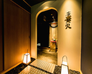 東京都新宿区に、まるでカフェのような本格寿司店「華火」がオープン