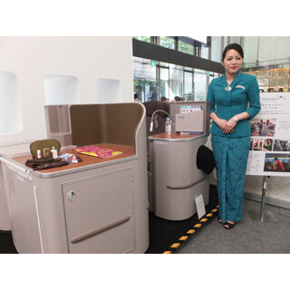 東京都・丸の内でガルーダ・インドネシアの777-300ER空体験! CAによる講座も