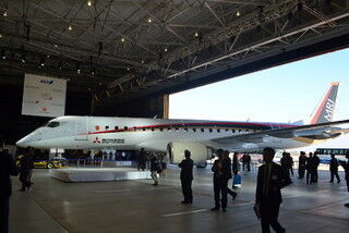 速報! 50年ぶりの国産旅客機MRJを三菱重工・小牧工場で披露 - 写真21枚