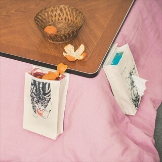 猫がこたつによじ登っているかのような収納袋がフェリシモから発売!