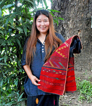 「苦しいときには、ホテルから民族衣装風の制服を受注」 - ミャンマーの民族布ショップオーナーの働き方