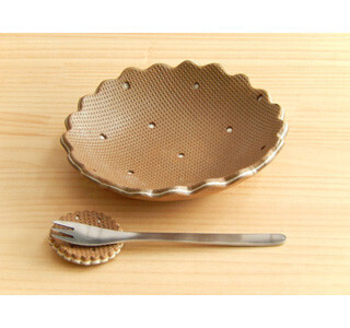 クリームがサンドされたビスケットがお皿になった!